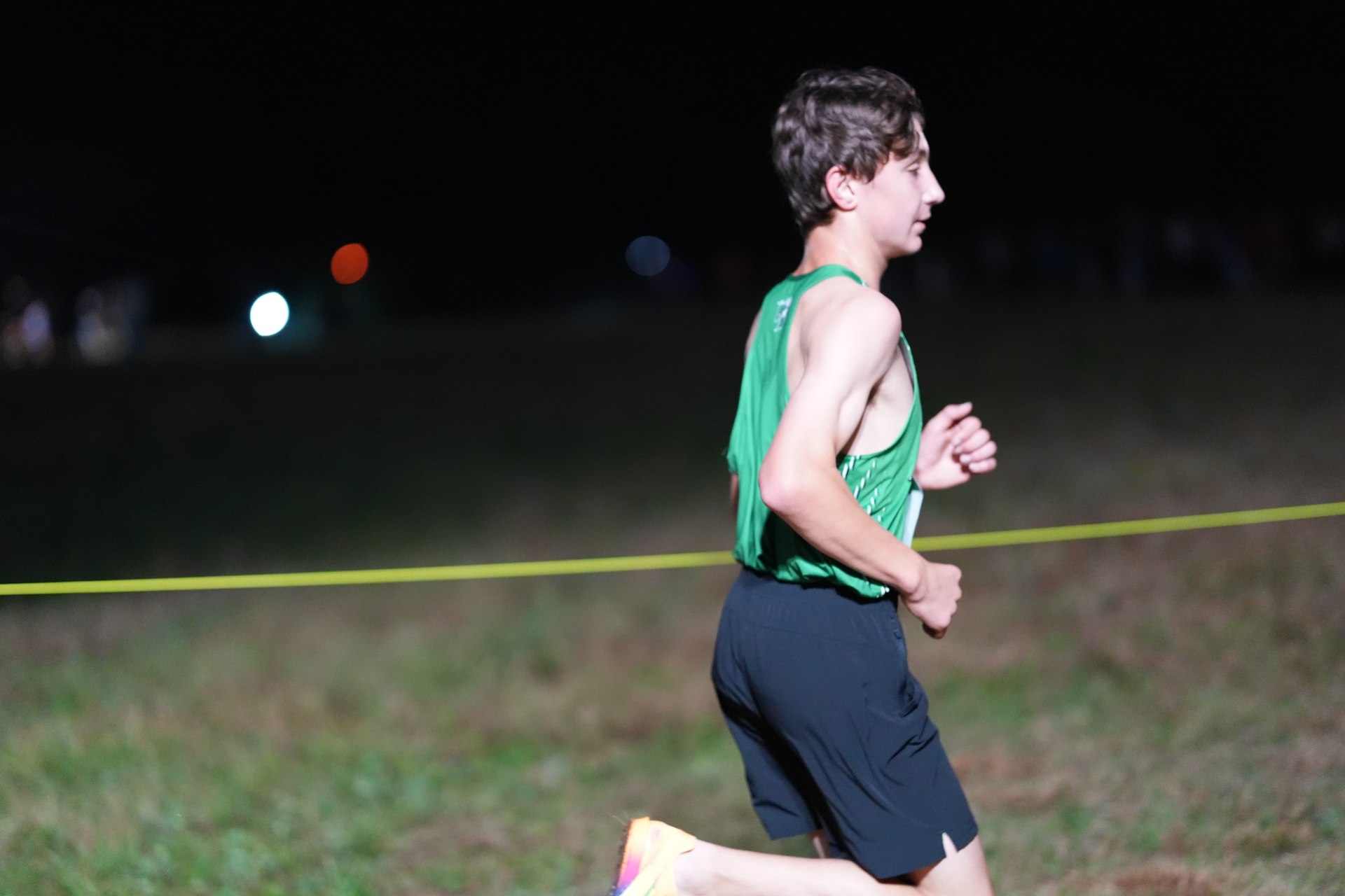 Barrett Reynolds runs in profile, looking ahead along the taped course.